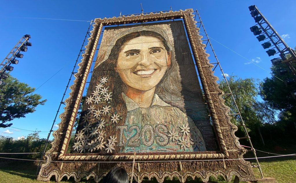 El retablo hecho de rosarios ya está expuesto en la Barraca.
