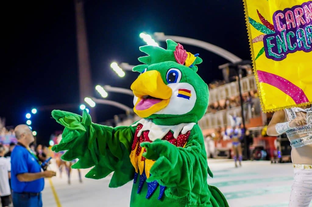 Kuki, mascota del carnaval encarnaceno.