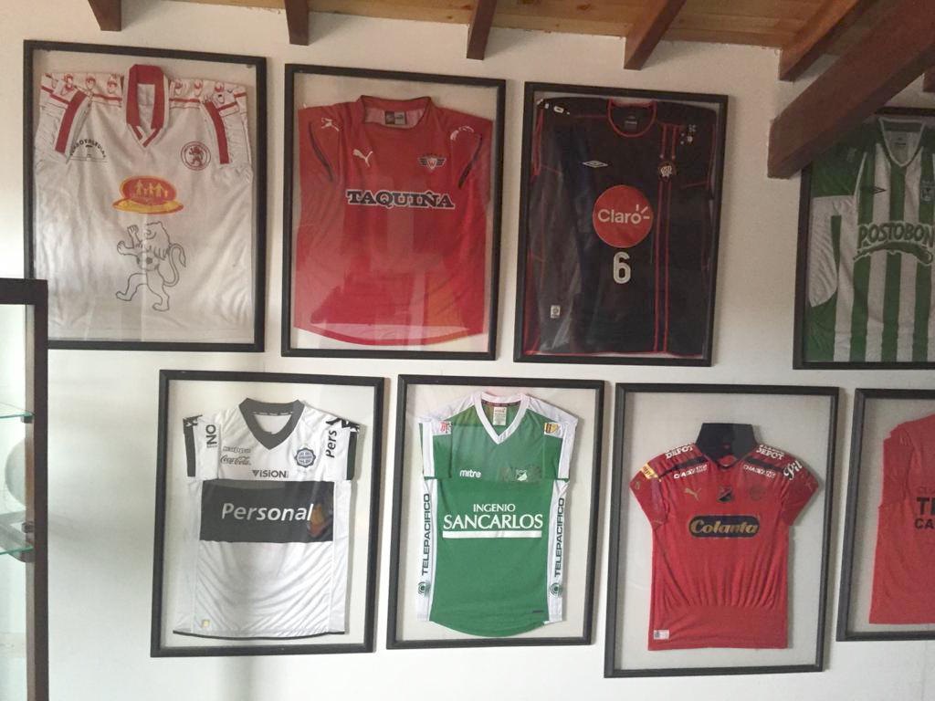 Vladimir Marín y algunas de las tantas camisetas que tiene de colección.