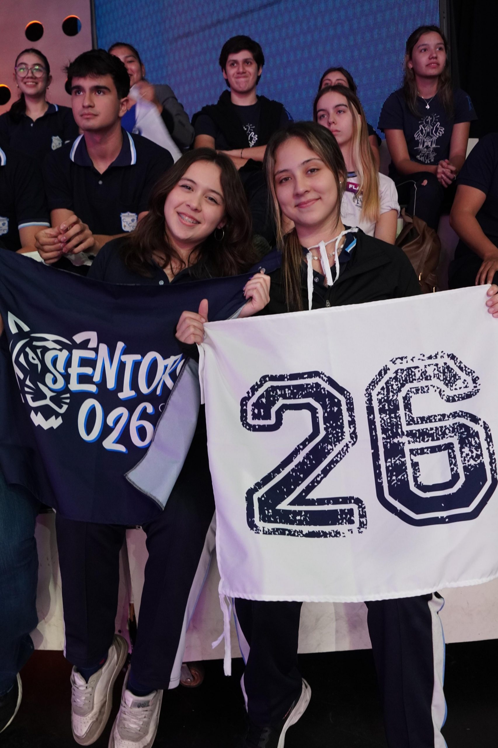 Los participantes reciben el apoyo de sus compañeros en las gradas. Foto: Trece