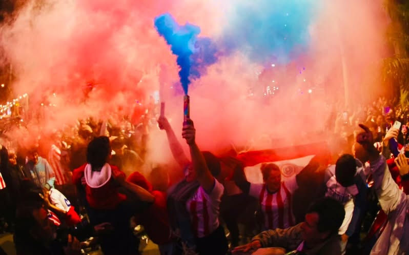 Las calles se tiñeron con los colores de nuestra bandera- Foto Sentí el Centro