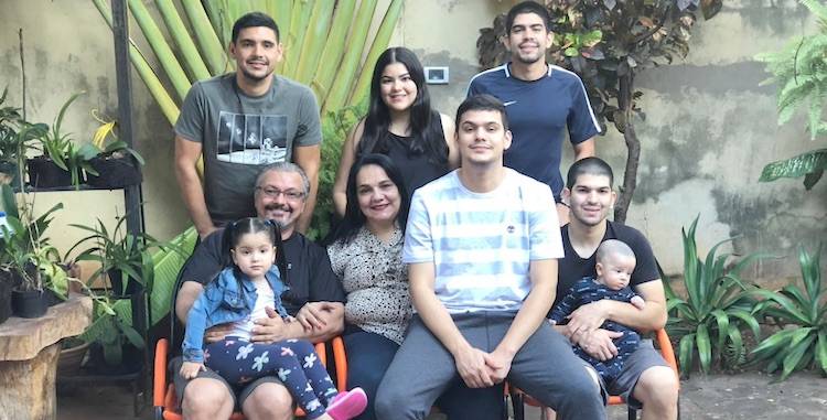 Una foto en familia, con sus padres, hermanos y sobrinos.