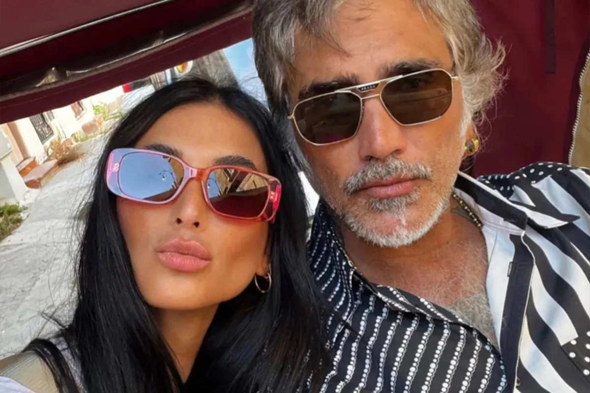 Alejandro Fernández con su novia Karla Laveaga.