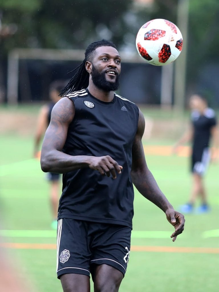 Emmanuel Adebayor, delantero.