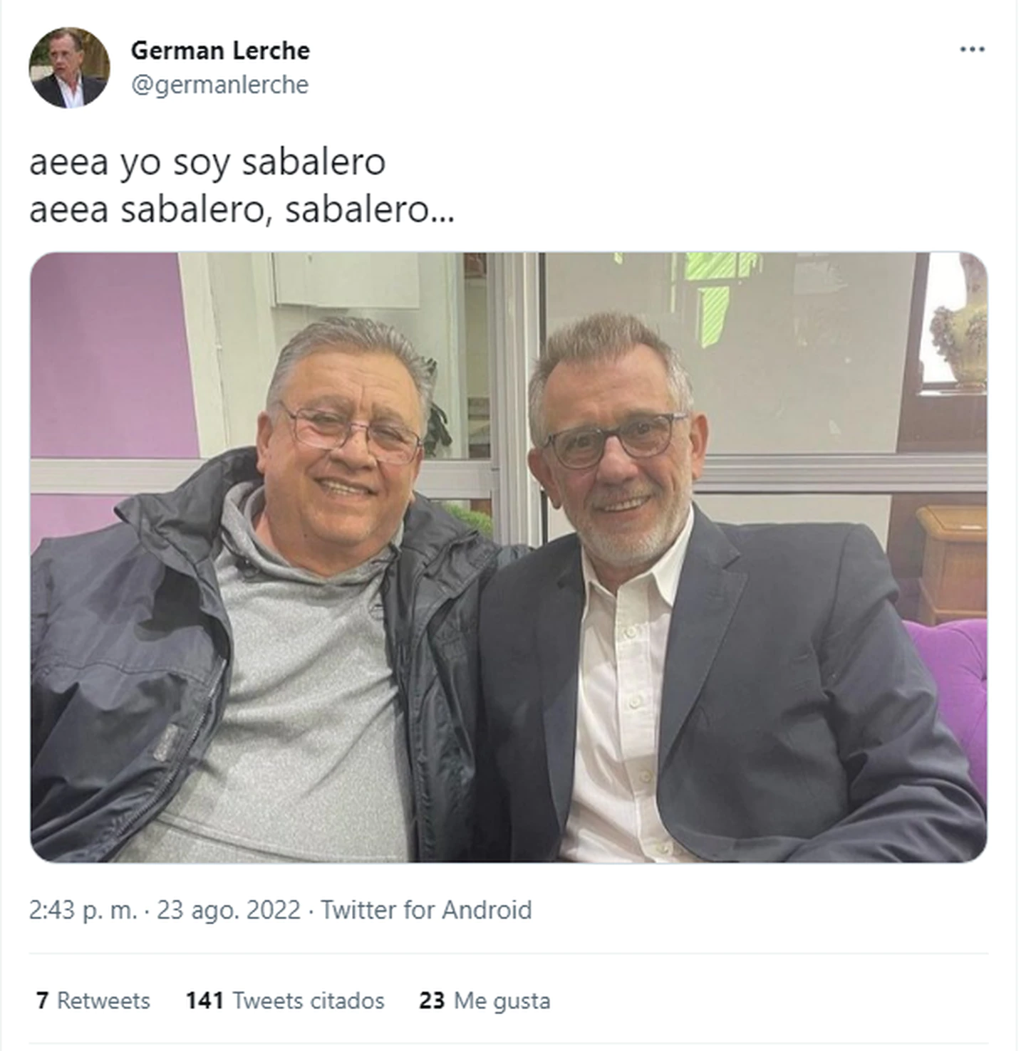 La foto de uno de los líderes de "Los Palmeras" con el ex presi que llevó a la B al Colón. Esta publicación armó el escándalo. TN