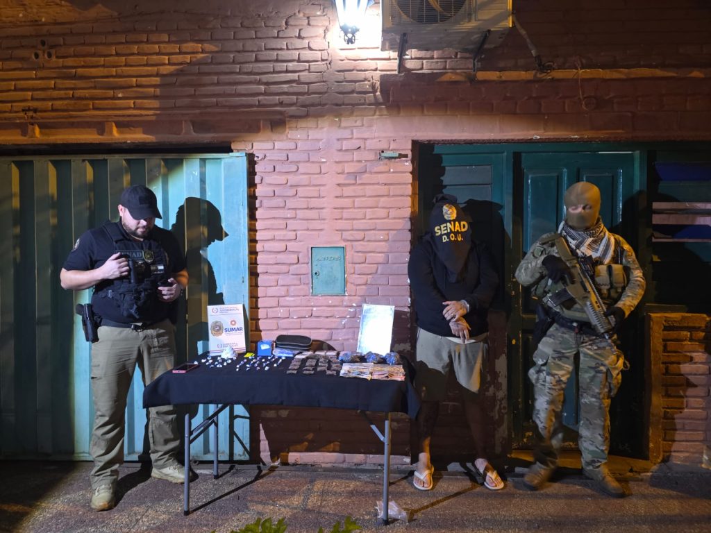 Las evidencias y el detenido- Foto SENAD