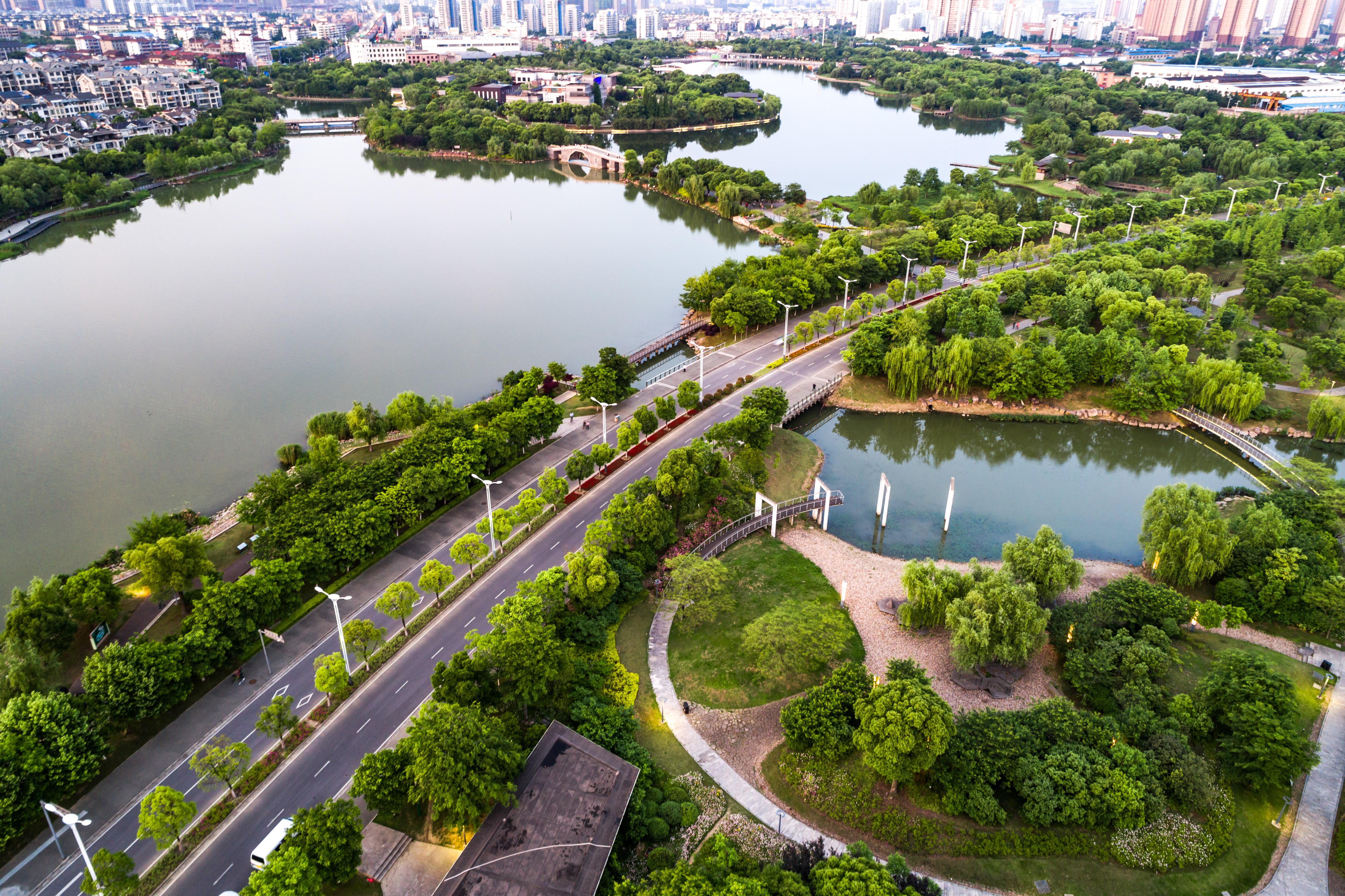 En varios países europeos y asiáticos, los proyectos urbanos incorporan corredores verdes, recuperación de cauces naturales y diseños arquitectónicos adaptados al entorno ambiental. Foto. Nanhu Park, en China. Ubicado en el distrito central de negocios.