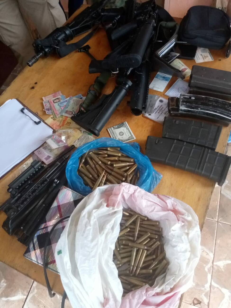 Parte de lo encontrado en poder de los detenidos. (Foto: Gentileza)