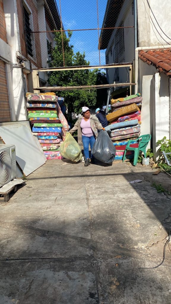 Los muebles y colchones que todavía sirvan, serán donados a comunidades afectadas por incendios.