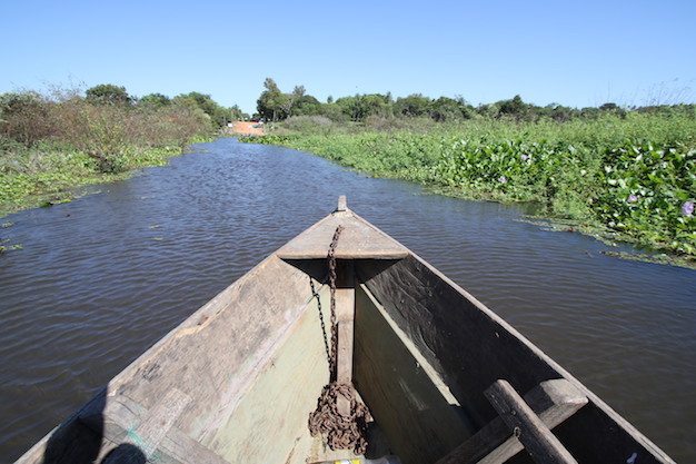 POR AGUA. La única forma de llegar es con una embarcación.