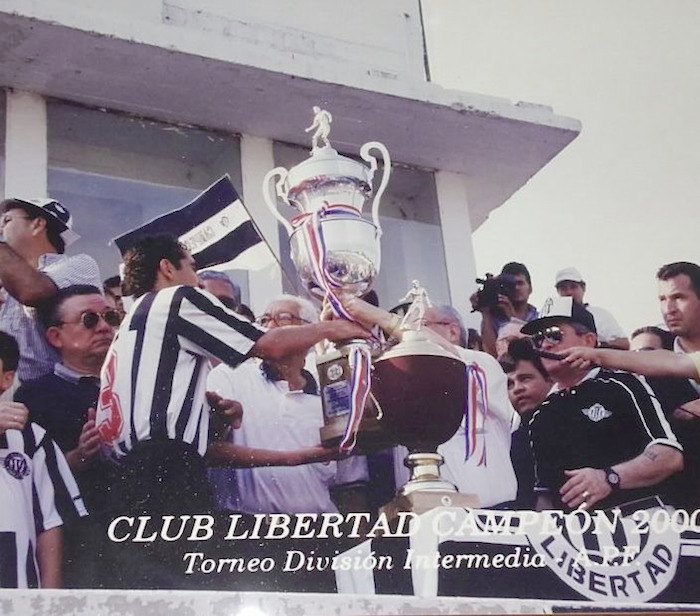 Marín, como capitán de equipo, alzando el trofeo de campeón de la Intermedia, en el 2000.