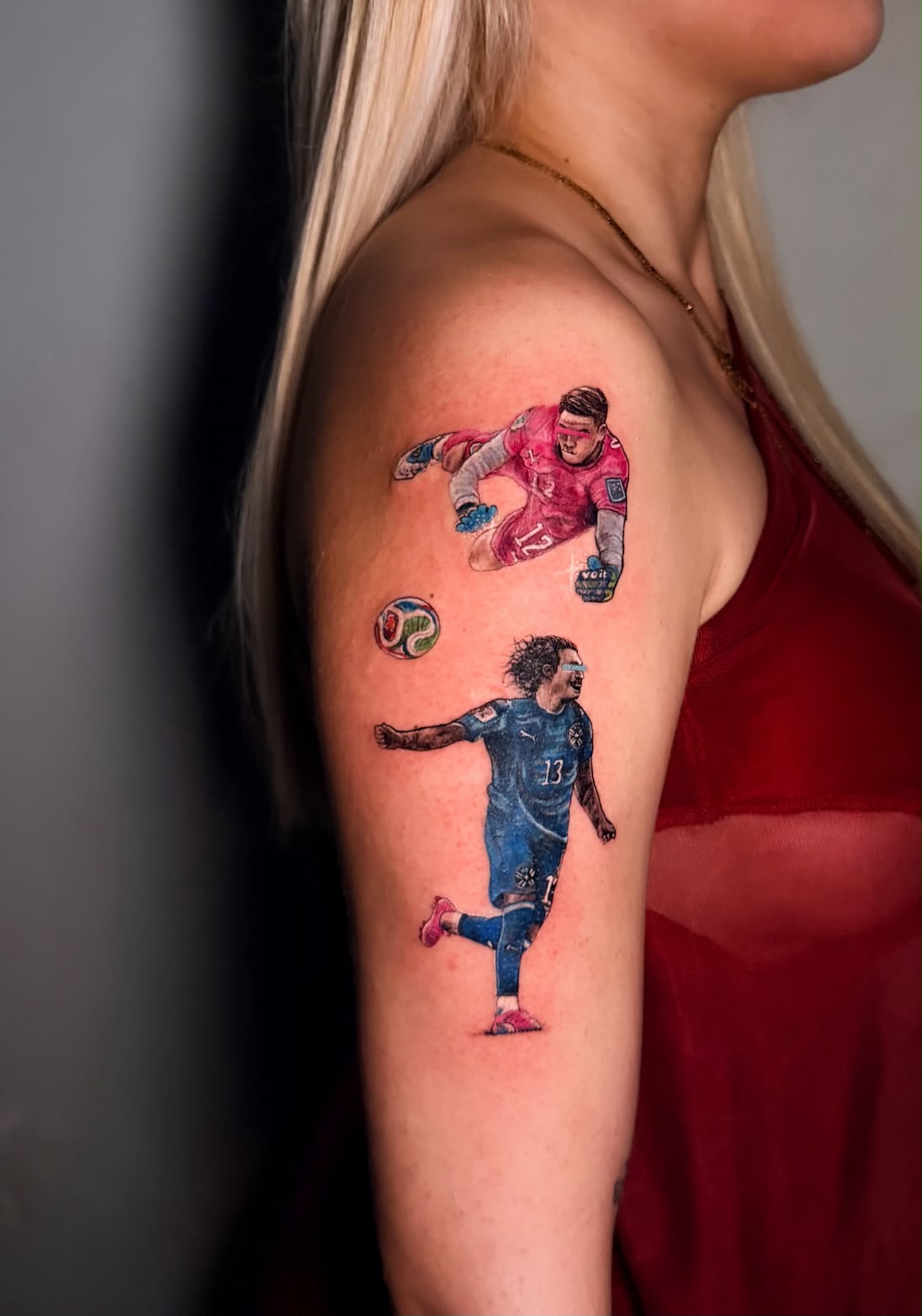 Yasy Montiel y el tatuador Manu Valiente.