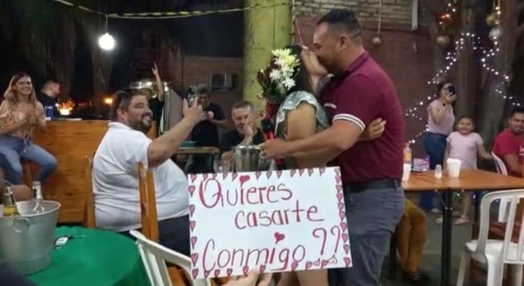 Después de la propuesta y la emoción de la novia al recibir la propuesta, vino el beso.