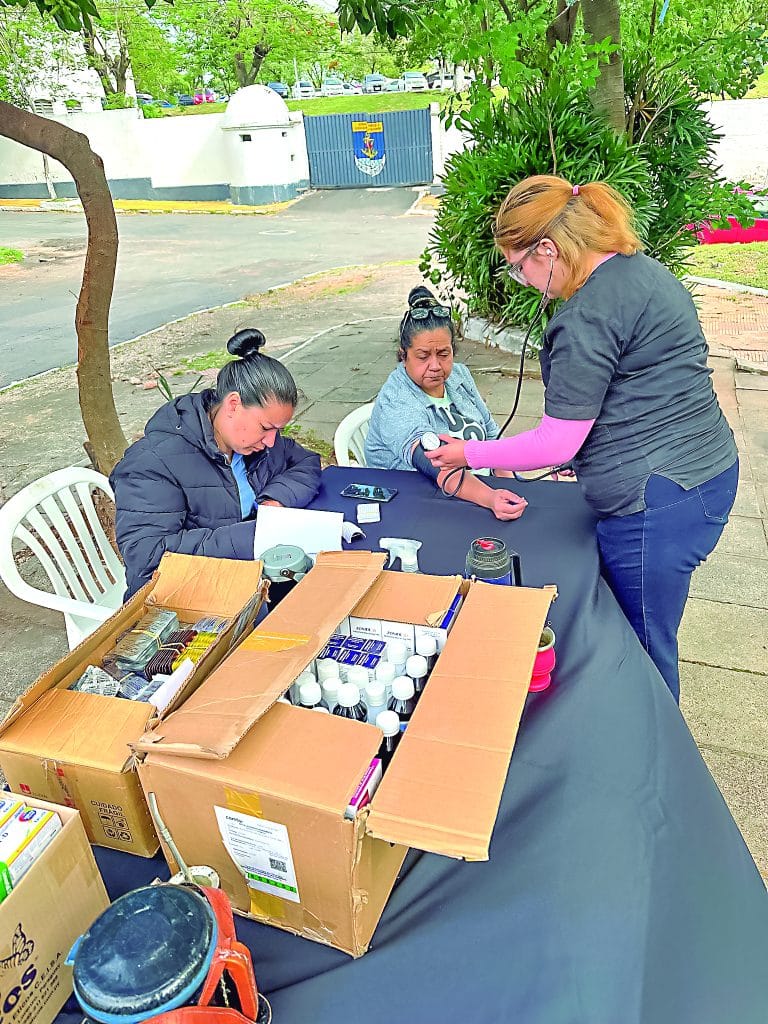 “Cada vecino puede ayudar. La conciencia ciudadana es clave para prevenir golpes de calor ydengue”, afirmó el director del Policlínico Municipal.