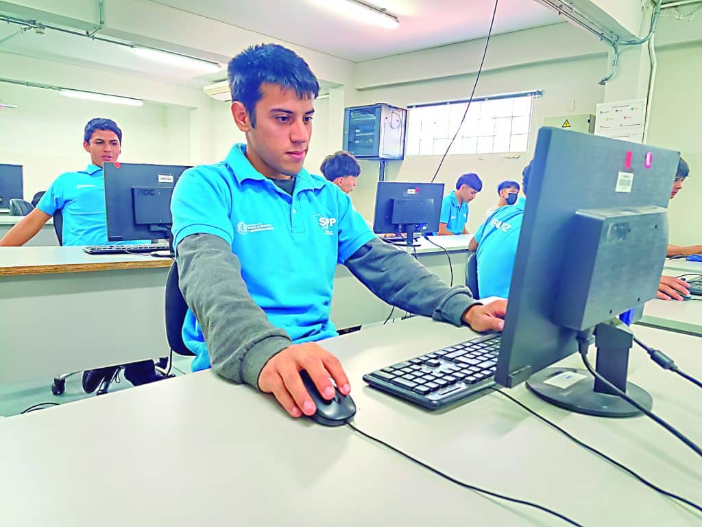 Además del trabajo de campo, los chicos reciben capacitación teórica en supermercadismo yliderazgo.