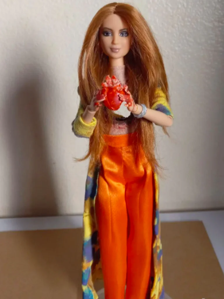 Muñeca Barbie de Shakira es furor en redes sociales al llevar el mismo atuendo de 'Monotonía' con su corazón en la mano. (FOTO: infobae)