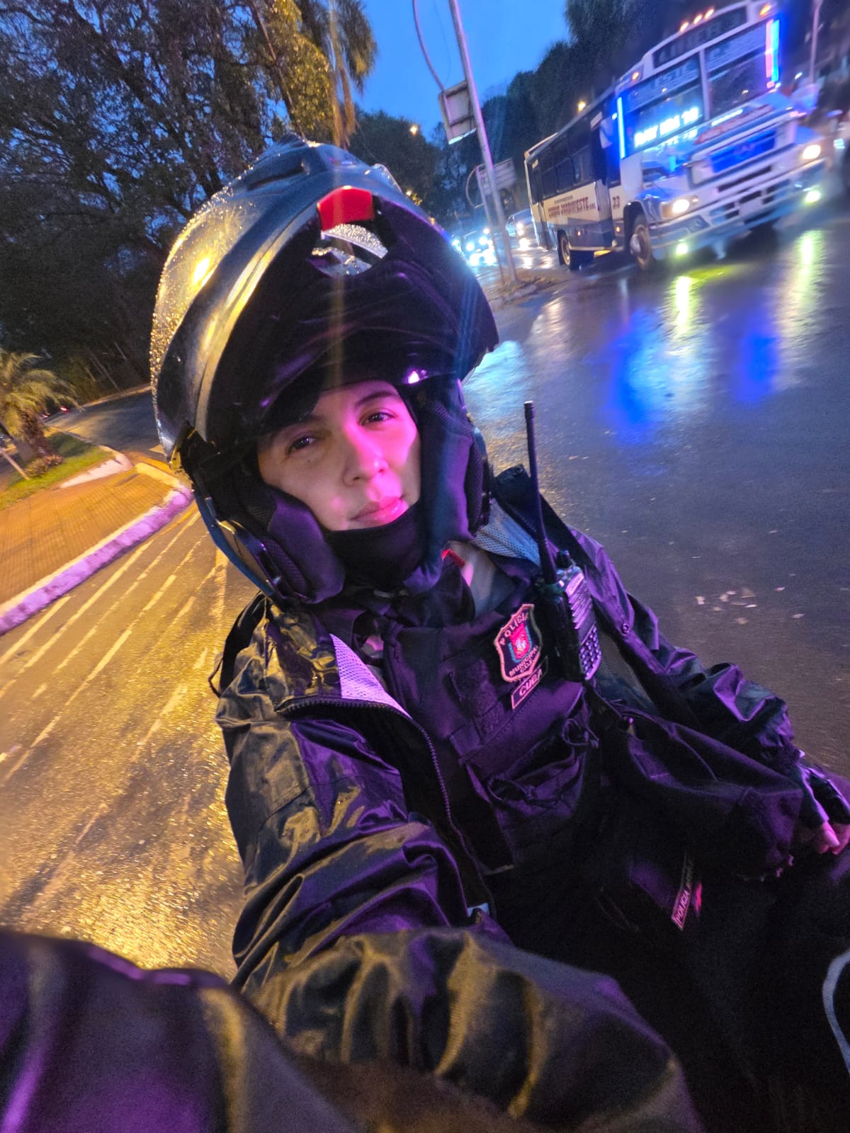 Ni la lluvia le ataja a la agente de tránsito.