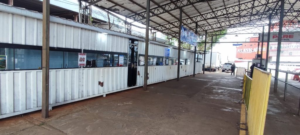 Casetas de Migraciones vacías en la cabecera paraguaya del puente internacional "San Roque González de Santa Cruz".
