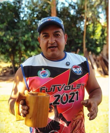 Don Mario Colmán muestra una chopera purete hecha de madera.