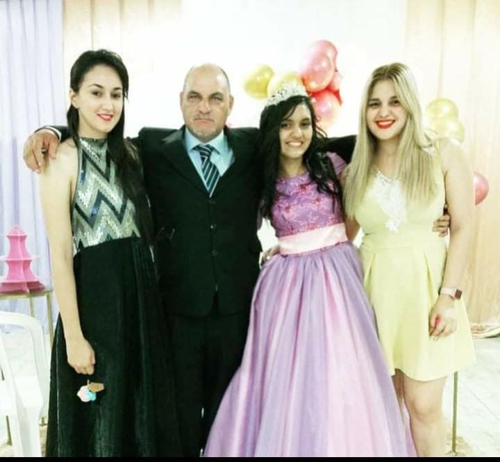 El dibujante con sus 3 hijas.
