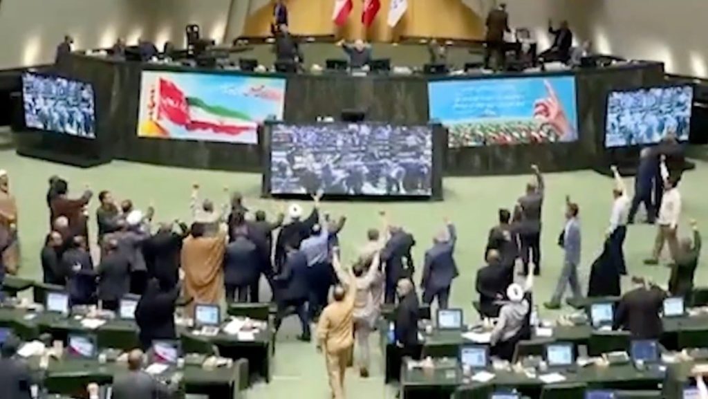 Durante la sesión legislativa, los diputados corearon consignas como "¡Muerte a Israel!" y "¡Muerte a Estados Unidos!",en un gesto que reflejó el endurecimiento de la postura oficial frente a los organismos internacionales.