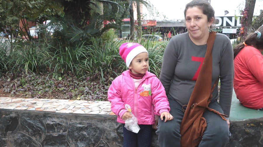 Su mamá la espera sentada hasta que termine su encuentro con las aves.