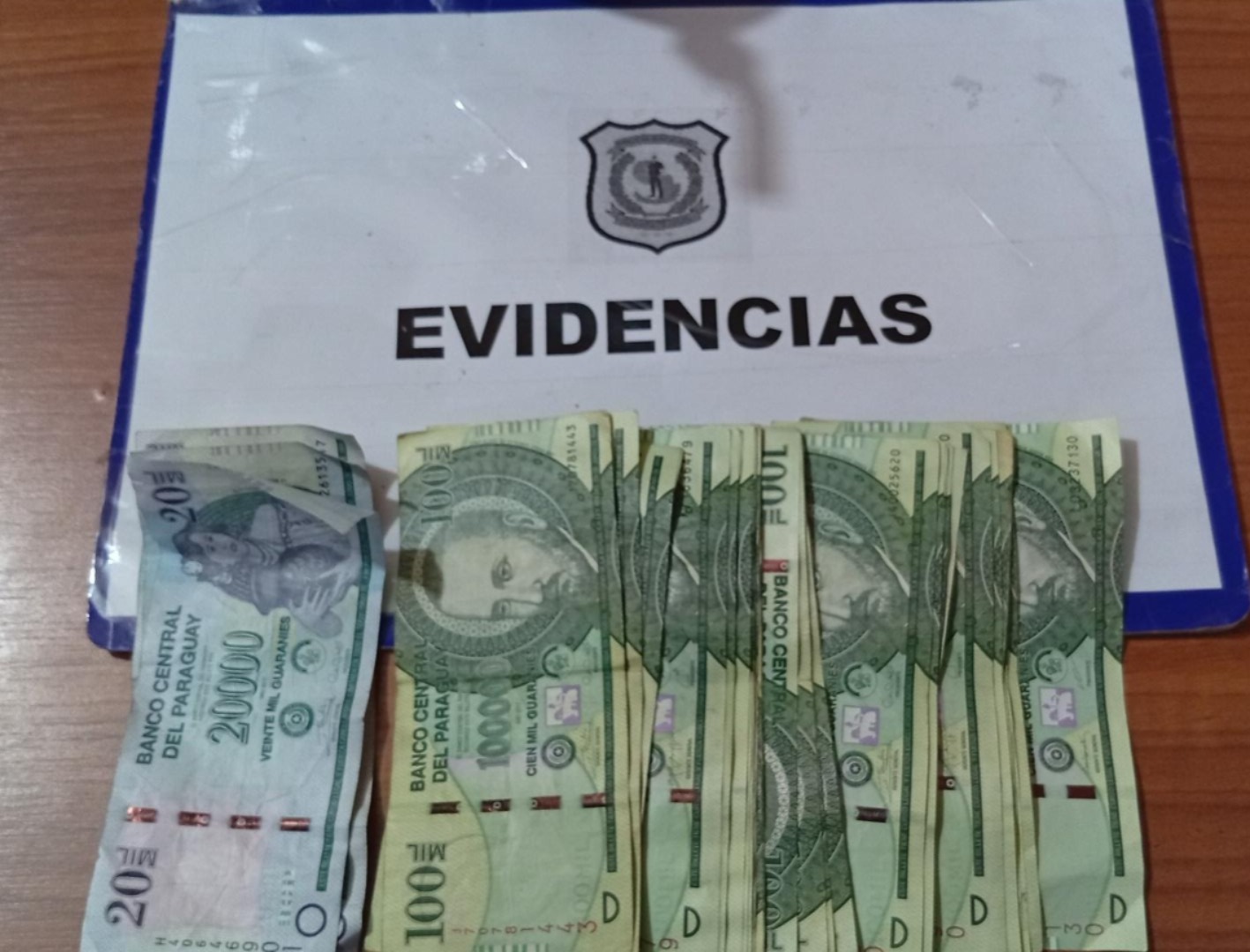Dinero incautado durante el procedimiento. Foto: Policía