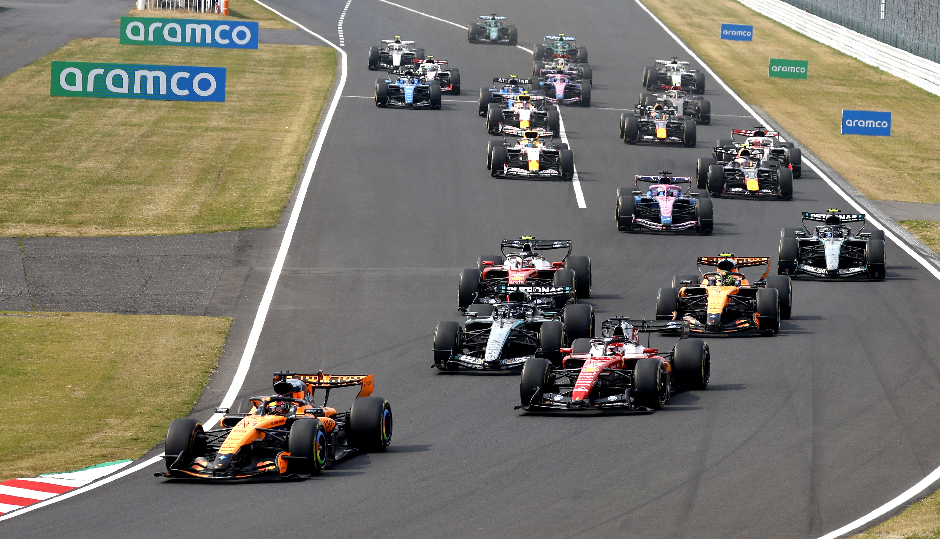 SUZUKA (Japan), 29/03/2026.- McLaren driver Oscar Piastri (L) of Australia seizes the lead after the start of the Formula 1 Japanese Grand Prix at the Suzuka International Racing Course racetrack in Suzuka, Japan, 29 March 2026. (Fórmula Uno, Japón) EFE/EPA/FRANCK ROBICHON