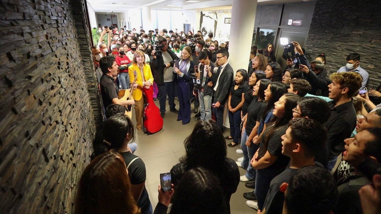 La bienvenida a Berta Rojas por parte de estudiantes. @pressencia