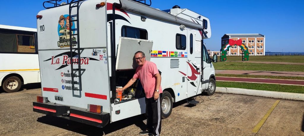 Jorge Villada, con su “Pampita viajera”, en la playa San José.