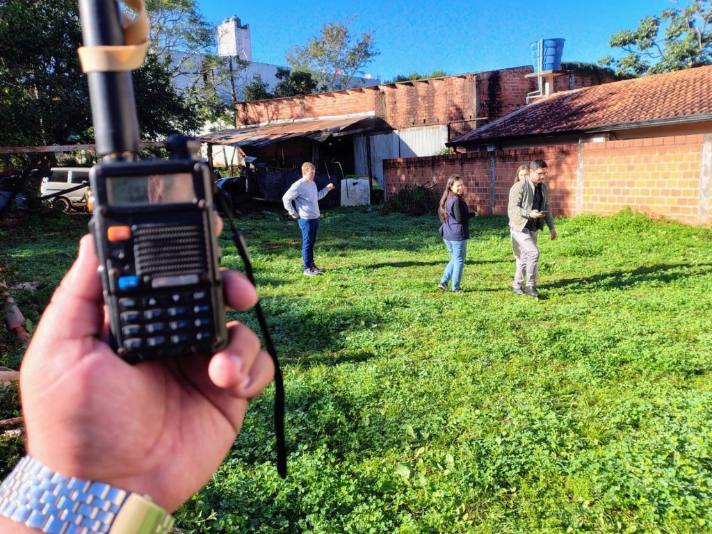 El Dr. Octavio Chon, de la Universidad de Lima, realiza un ejercicio con el equipo de investigación de la UNI, previo al lanzamiento del globo sonda.