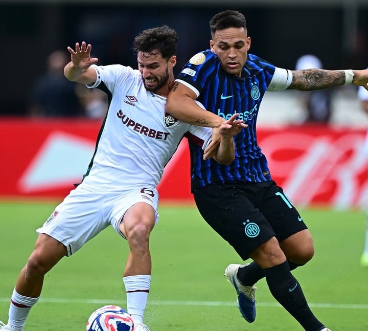 Martinelli, de Fluminense, y Martínez, del Inter, pelean un balón durante el choque entre ambos.