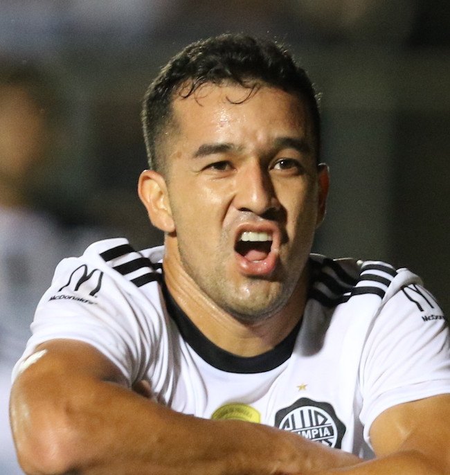 Néstor Camacho, delantero franjeado.