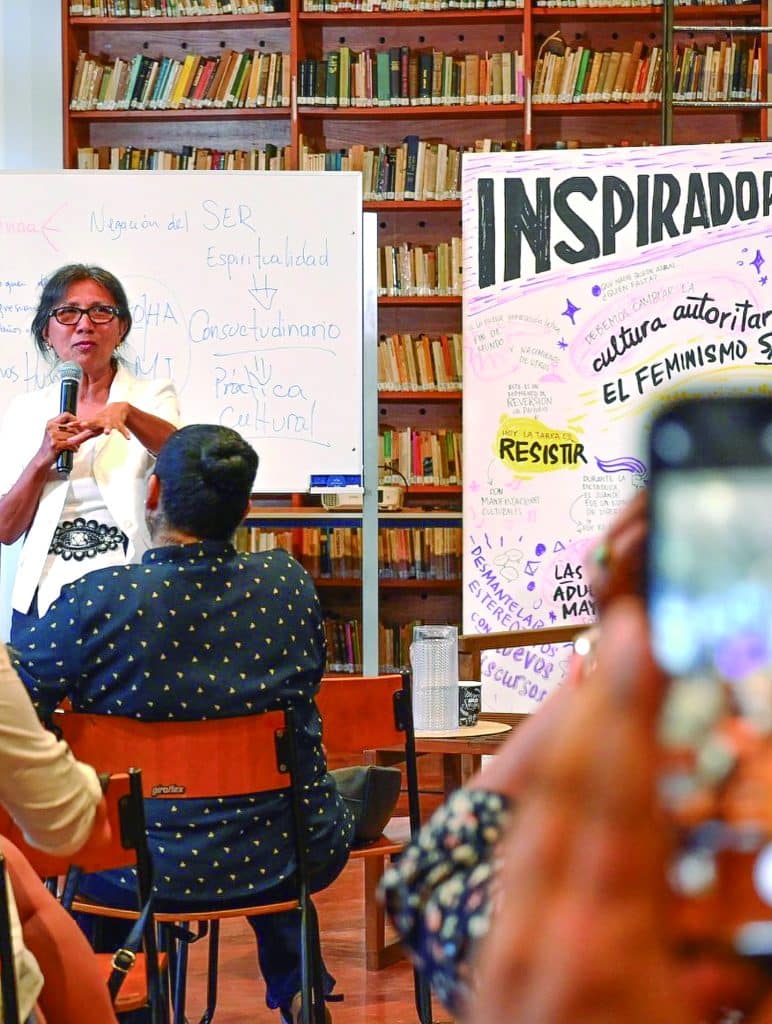 Fomentando conciencia sobre la violencia y la resistencia.