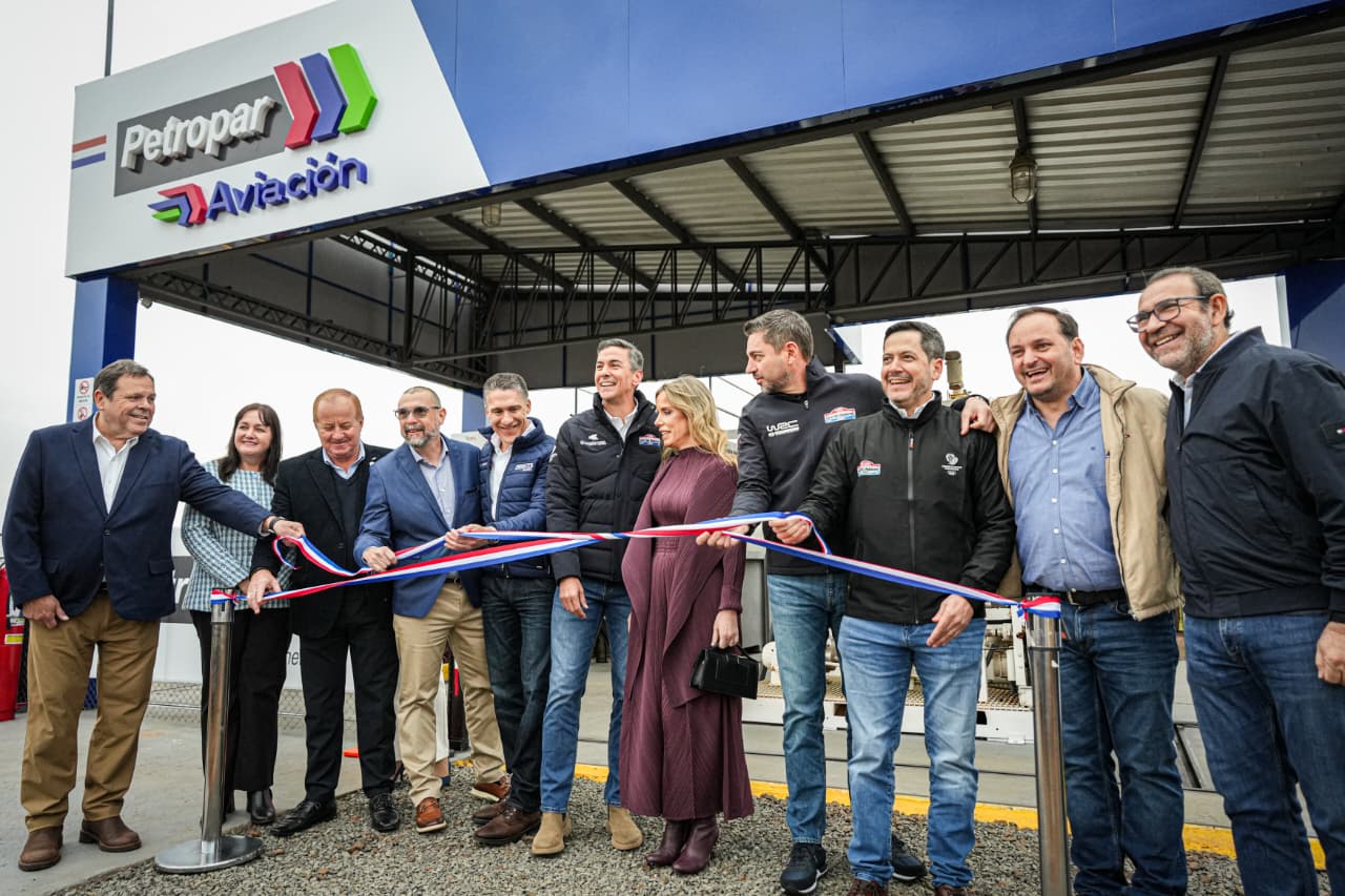 Santiago Peña y William Wilka acompañados de otras autoridades oficializan el histórico ingreso de Petropar al estratégico mercado de los combustibles para aviones.