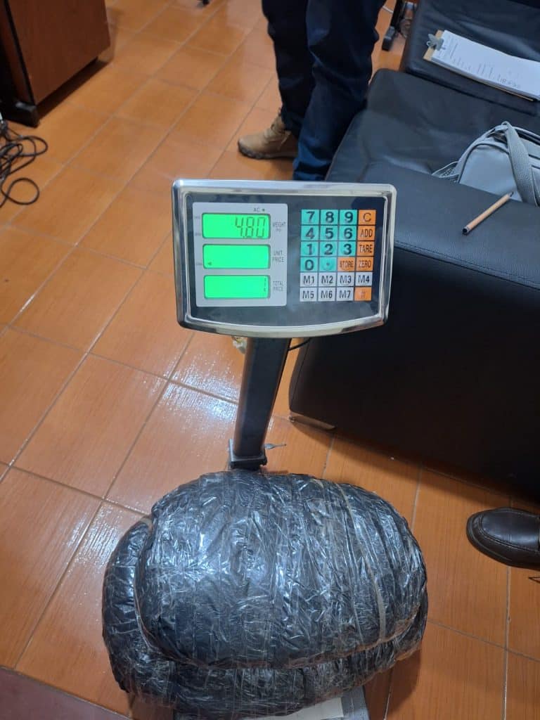 En un bolso llevaba casi cinco kilos de marihuana prensada.