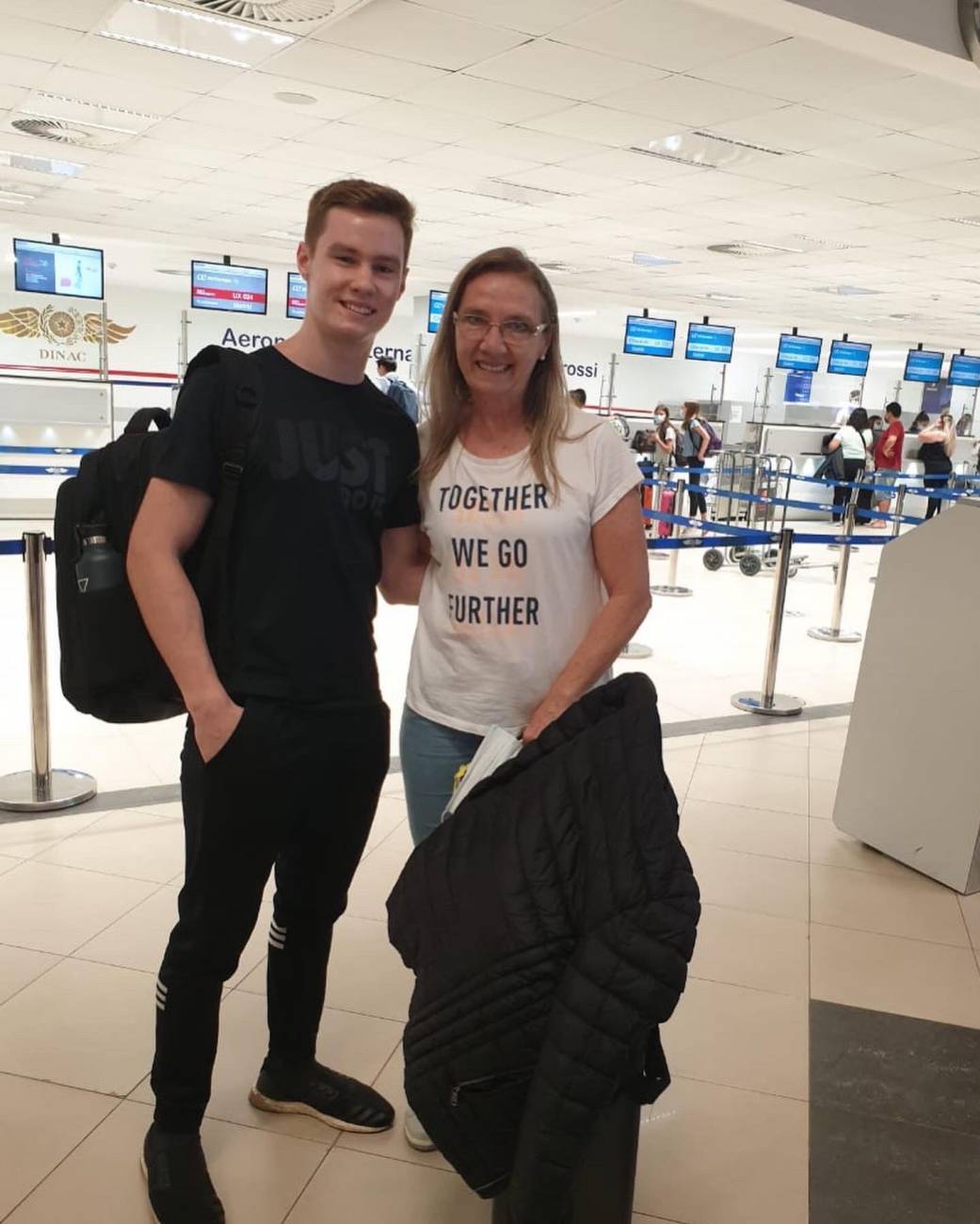 Joshua viajó a Europa, aquí en compañía de su madre. FOTO @JoshuaDuerksen1