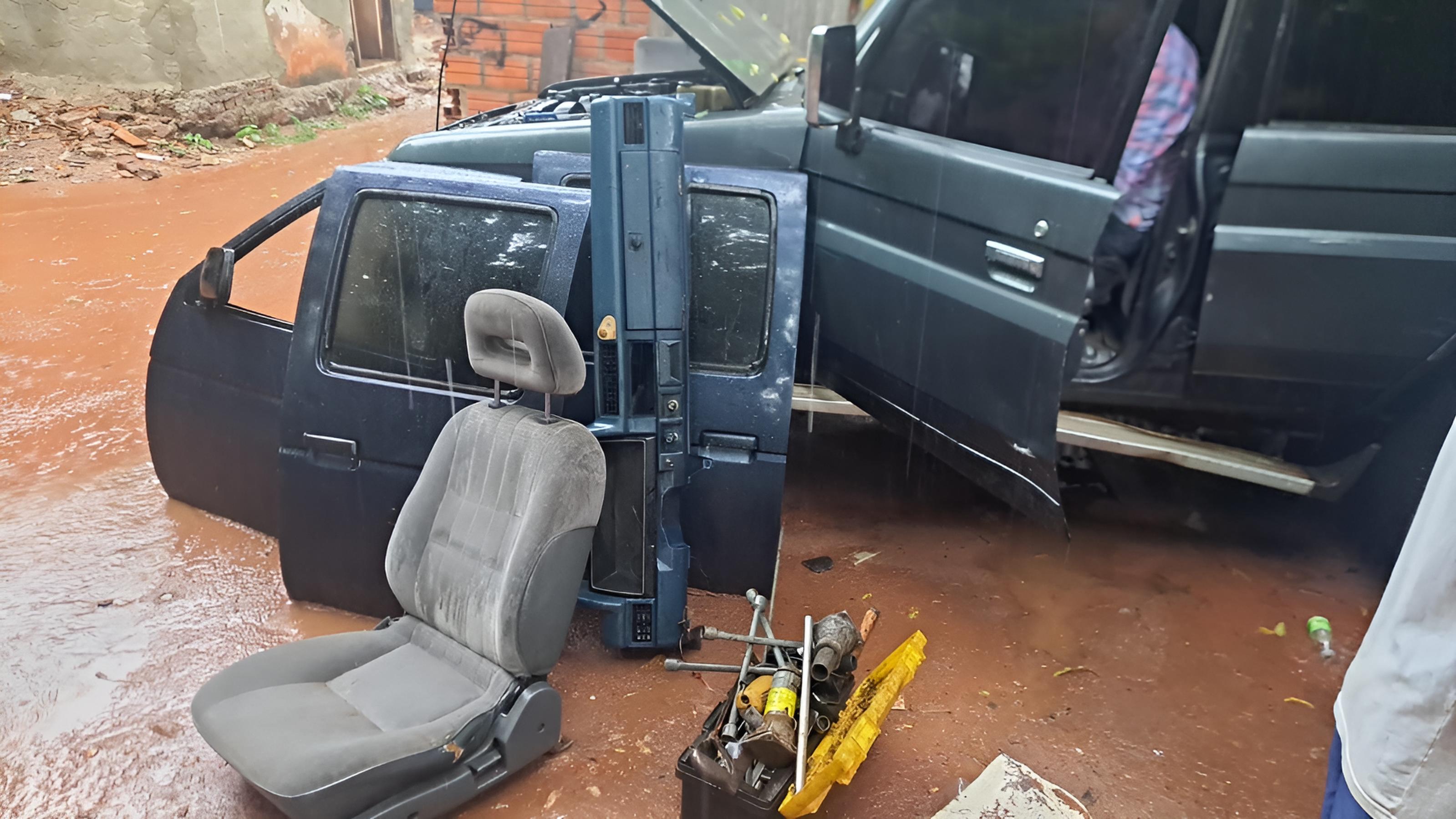 En el patio del inmueble se hallaron autopartes que serían de vehículos robados.