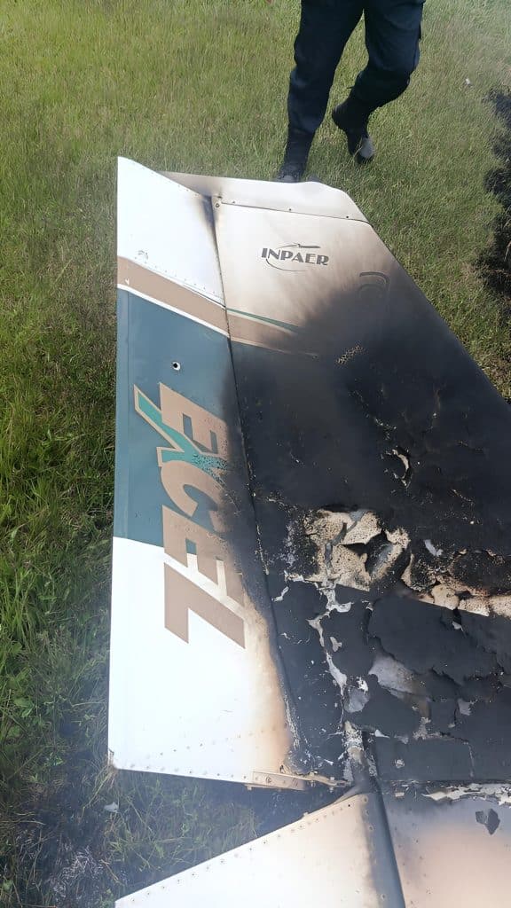 El incendio consumió por completo la nave y se trabaja en la identificación de ocupantes.