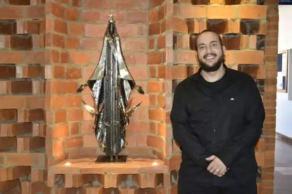 La obra escultórica estará a cargo del artistaJuan Pablo Pistilliy será construida enhierrode gran espesor, modelado enfríoy con un tratamiento especial depatinado.