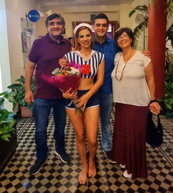 La periodista, junto a su marido, el también periodista Enrique Davalos, y su familia. (FOTO: Gentileza)