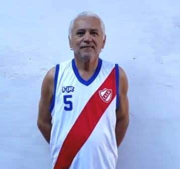 Carlos Paredes con su camisilla tan amada: la del Ciudad Nueva.