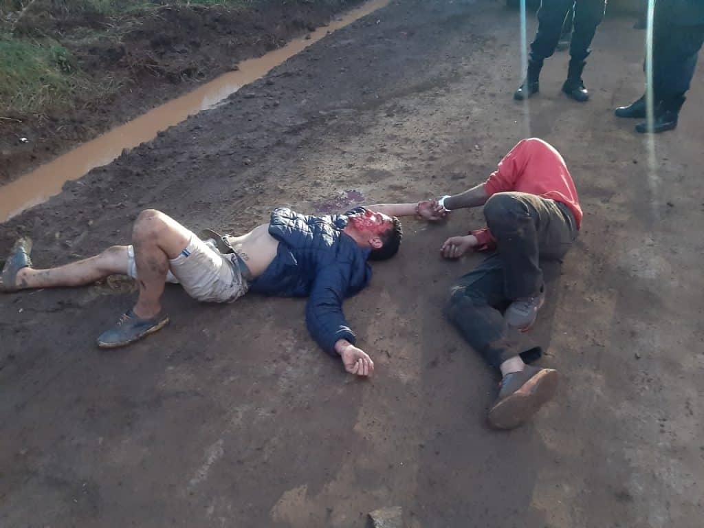 Los sospechosos en el momento de su detención, tras el aparatoso vuelvo que sufrieron durante su huida.