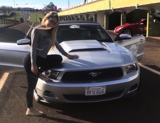 MÁQUINA. Una poderosa Ford Mustang es la máquina encargada de hacer volar a la cuerona.