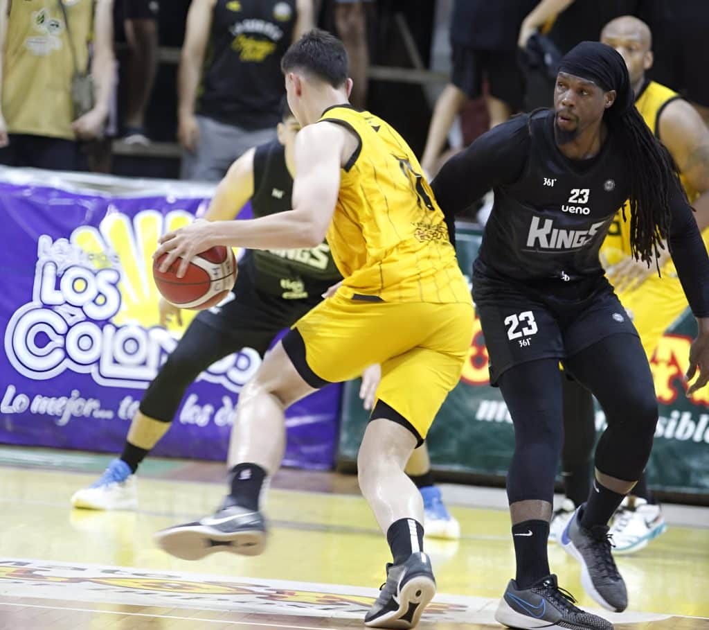 Nicolás Tischler intenta una penetración ante la defensa de Jeremiah Wood.