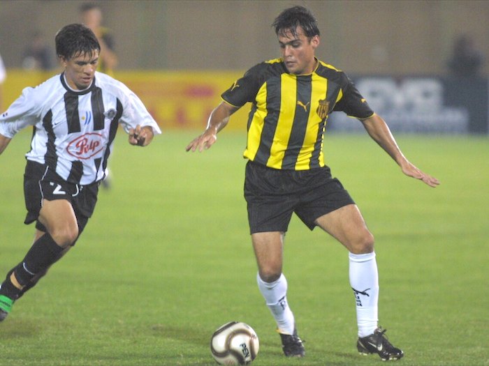 Emilio Martínez sale al cruce, durante el partido de Libertad ante Guaraní.