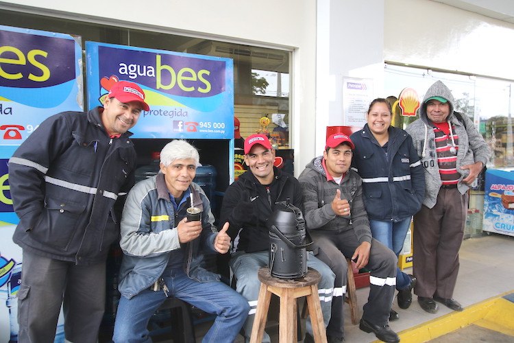 Con sus compañeros en la estación de servicios donde trabaja desde su salida de la cárcel.