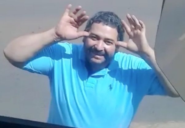 LERO LERO. El pistolero hizo este gesto de burla a la familia al pillar que lo grababan. CAPTURA DE PANTALLA