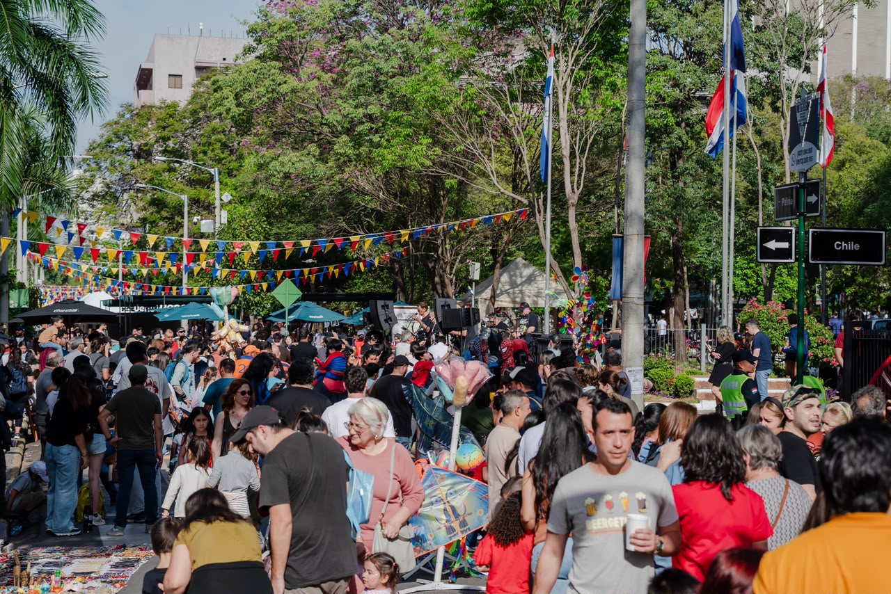Durante toda la jornada, la calle Palma no dejó de recibir visitantes para disfrutar, de manera diferente, el feriado.