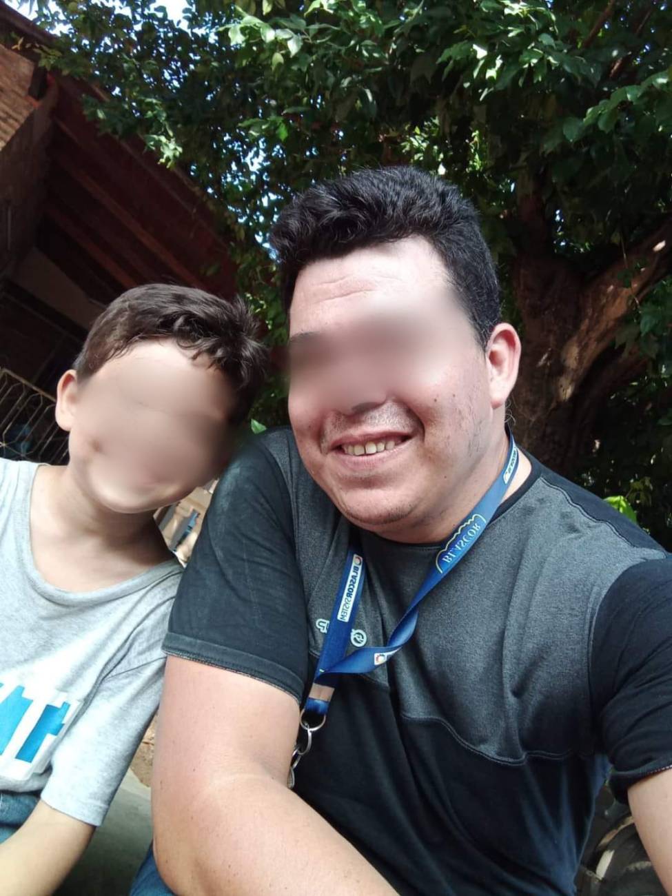 El padre junto a su hijo. (Foto Facebook)